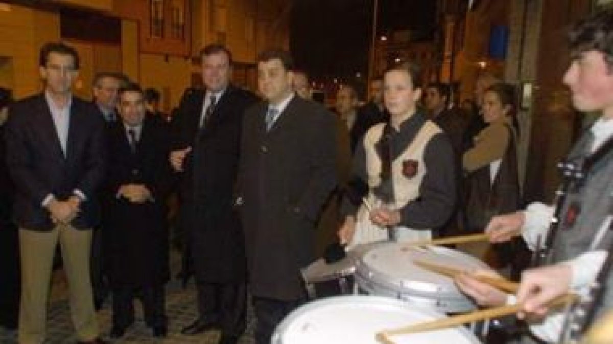Núñez Feijóo, en un acto celebrado en el 2004 en Ponferrada, con la presencia de Riesco y el conseje