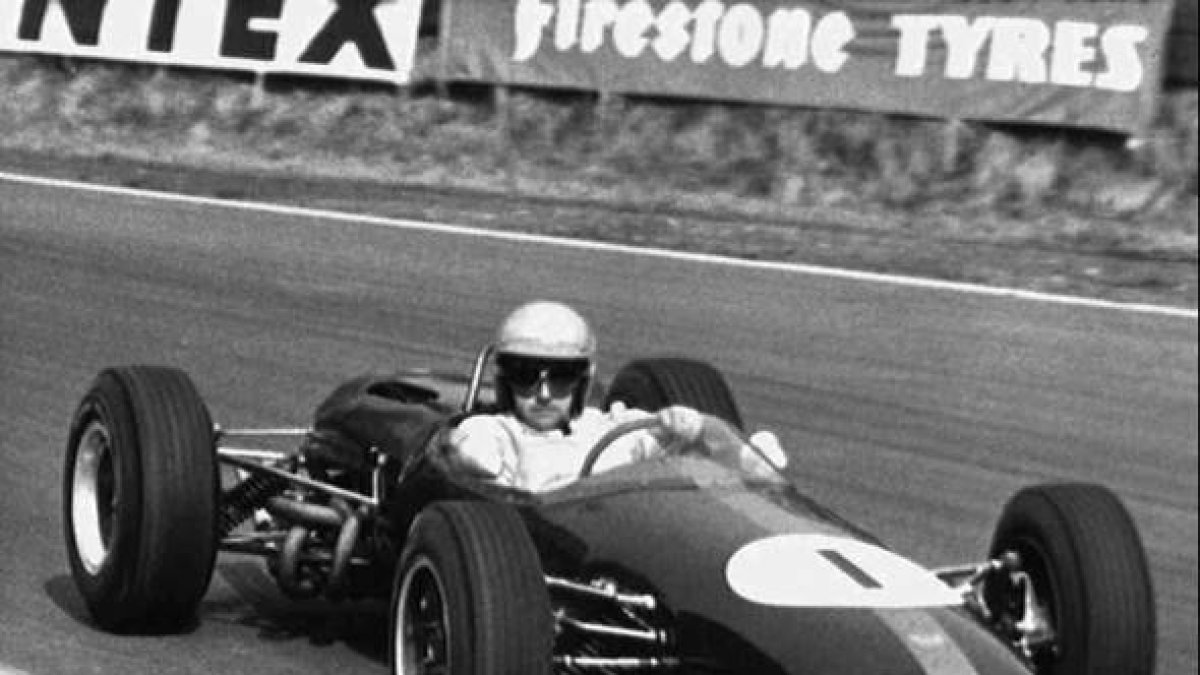 Jack Brabham a bordo de su coche, en abril de 1965, en Chesire (Inglaterra).