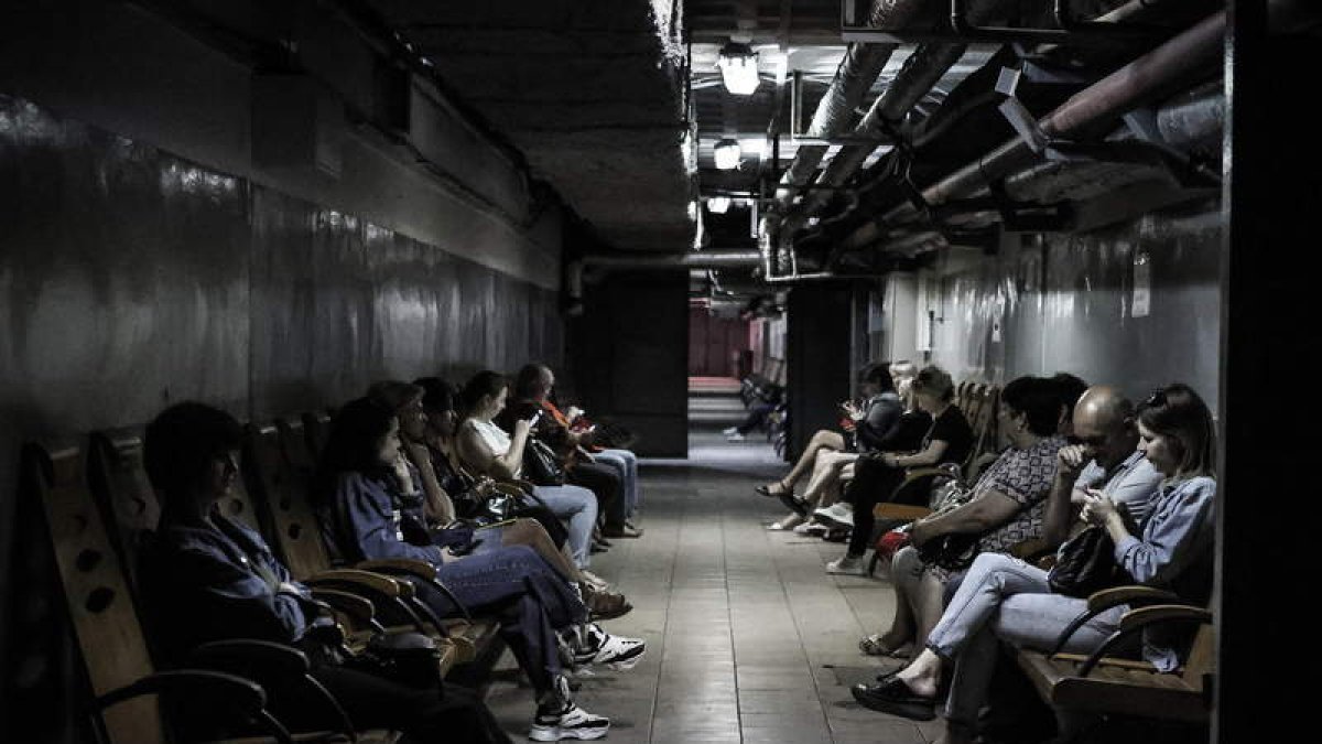 Civiles de Odesa dentro de un refugio subterráneo durante una alarma de ataque aéreo. LESZEK SZYMANSKI