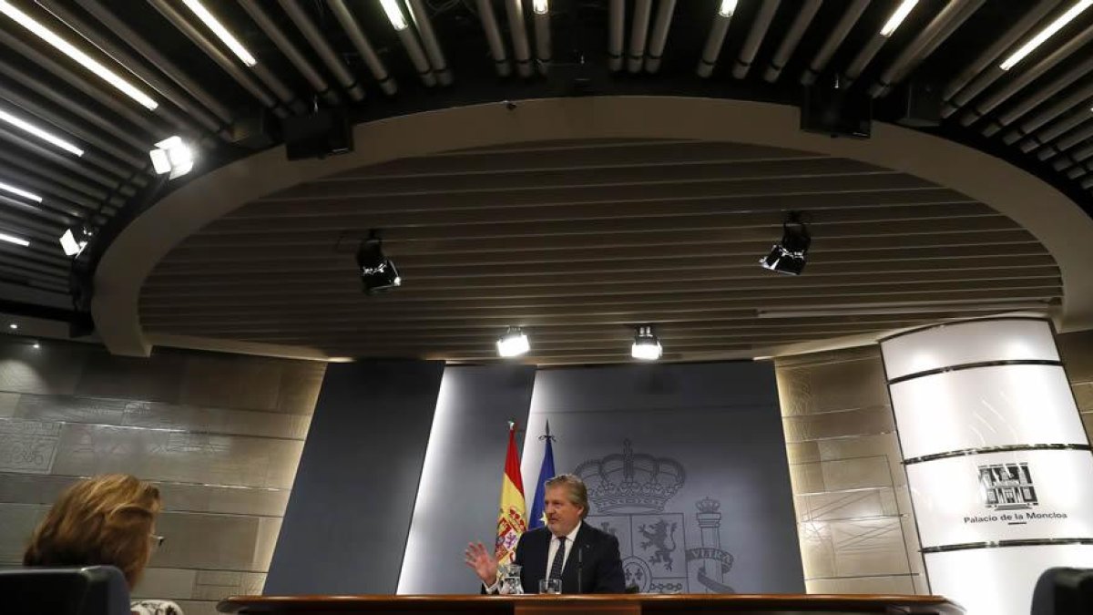 El nuevo portavoz del Gobierno, Íñigo Méndez de Vigo, durante su primera rueda de prensa tras el nuevo Consejo de Ministros adoptado por Mariano Rajoy.