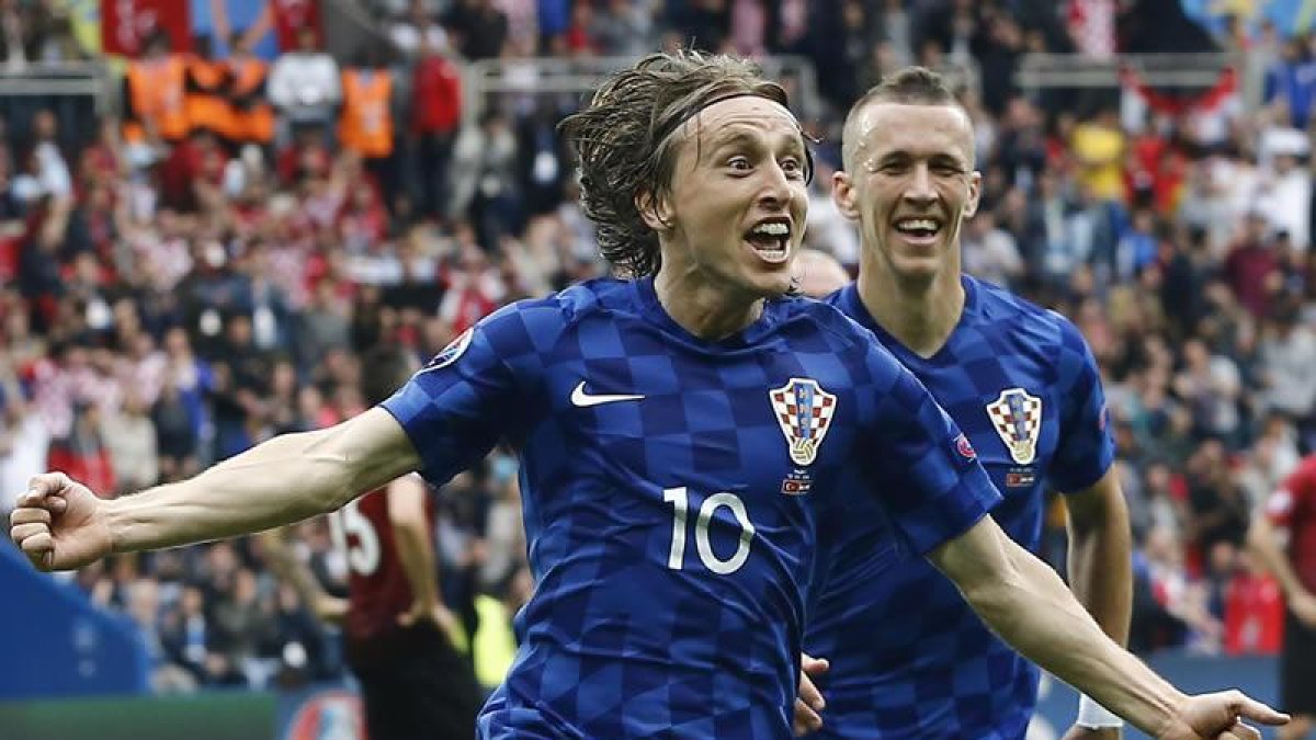 Luka Modric e Ivan Perisic celebran el gol que anotó el primero y que sirvió al combinado croata para llevarse los tres puntos en liza.