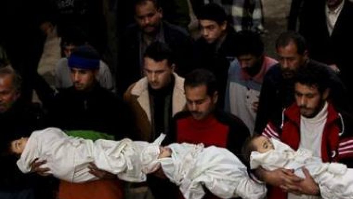 Un palestino traslada a un niño a un hospital tras uno de los ataques israelíes al este de la ciudad