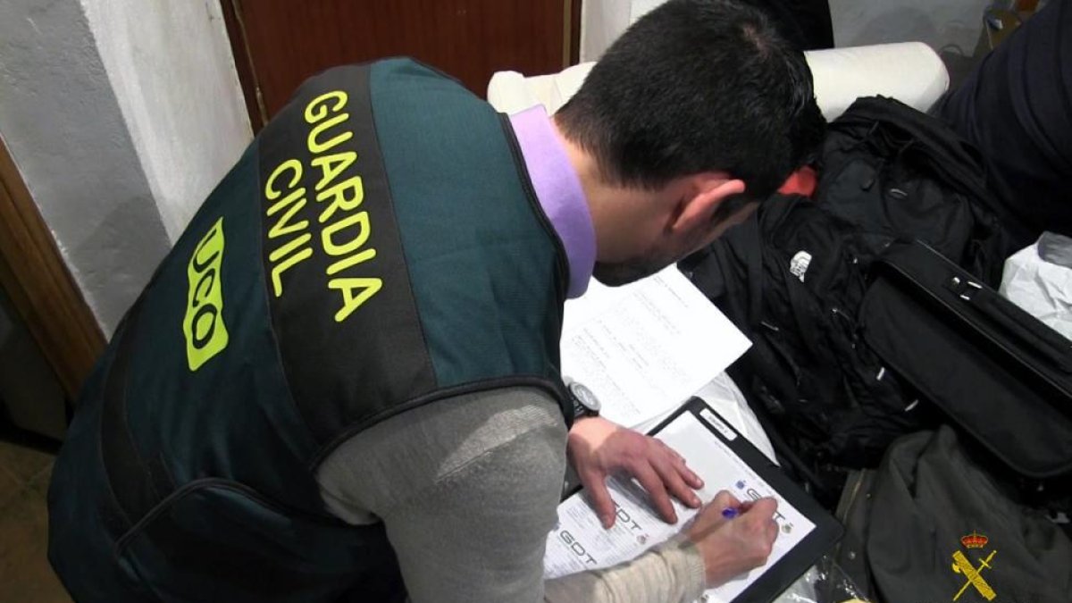 Un agente de la Guardia Civil en pleno trabajo.