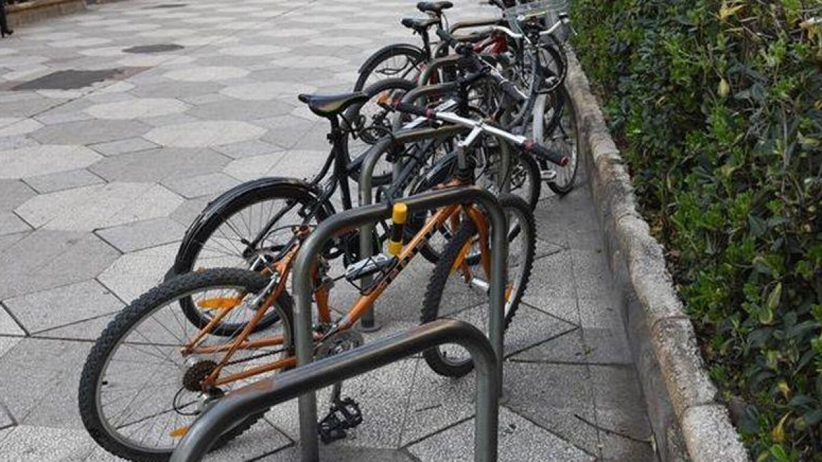 Bicicletas aparcadas en la calle.