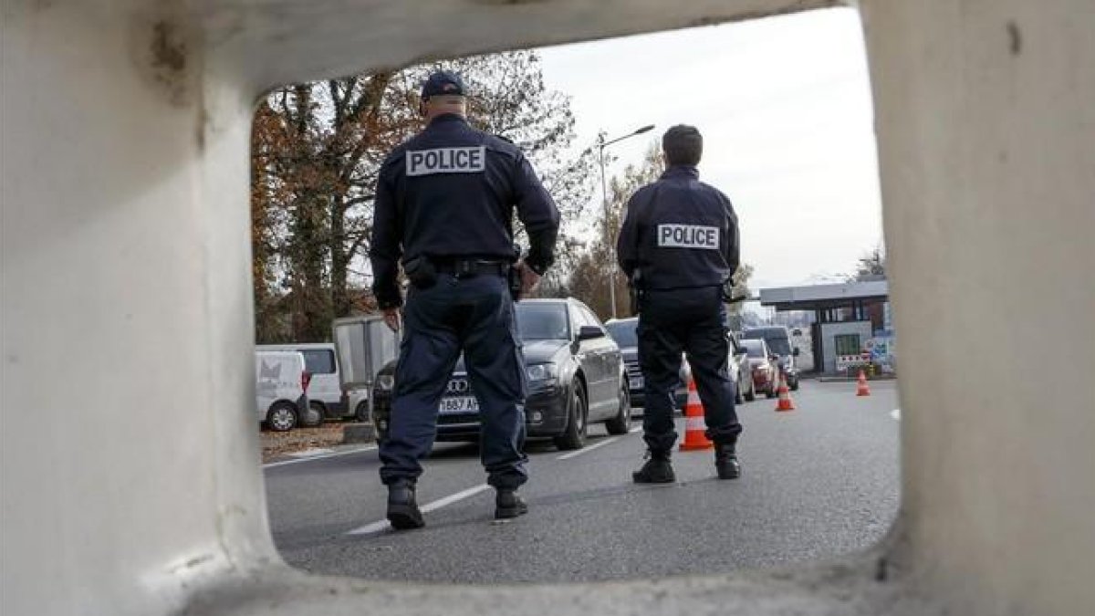 La policía de fronteras francesa controla los coches en el paso fronterizo entre Francia y Suiza en Meyrin, cerca de Ginebra.