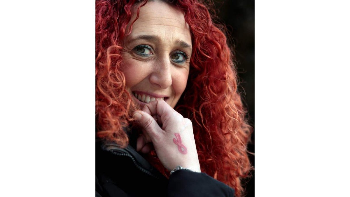 Cristina Pantoja luce tatuado el lazo rosa.
