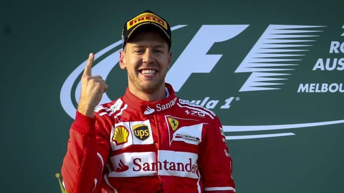 El piloto alemán de Ferrari, Sebastian Vettel, feliz en el podio tras su victoria. AZUBEL