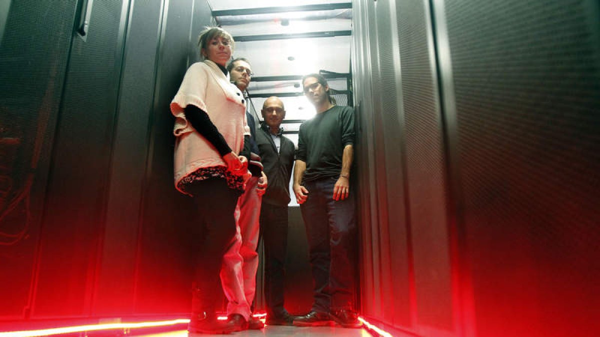 Cristina Esteban (técnico de Proyecto), Javier Pérez (ingeniero de Desarrollo), Jesús Lorenzana (coordinador del proyecto) y Pablo Martín (ingeniero de Desarrollo) en el Supercomputador.