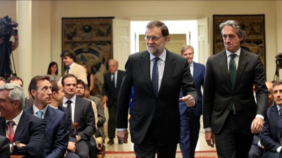 El presidente del Gobierno, Mariano Rajoy, y el ministro de Fomento, Íñigo de la Serna, en La Moncloa, en el acto de presentación del Plan Extraordinario de Carreteras.