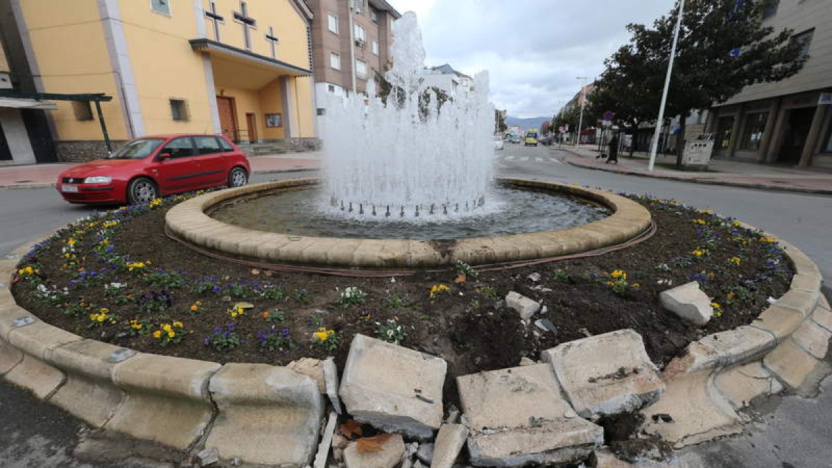 Imagen de la glorieta de la avenida de Galicia, en Cuatrovientos, tras el accidente