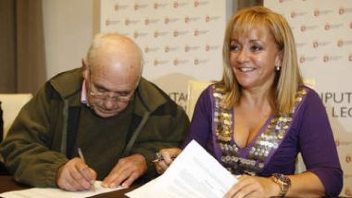 Francisco Espinosa firma el convenio en presencia de Isabel Carrasco.