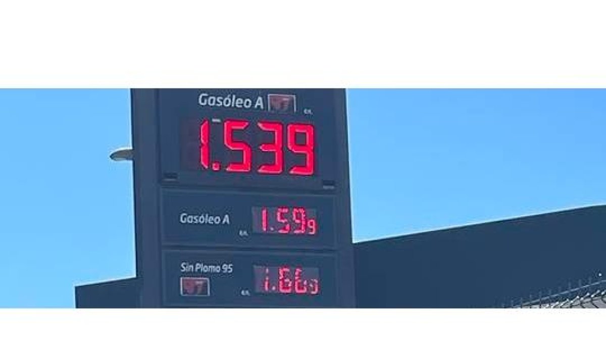 Precios del combustible este domingo en una gasolinera de León. DL