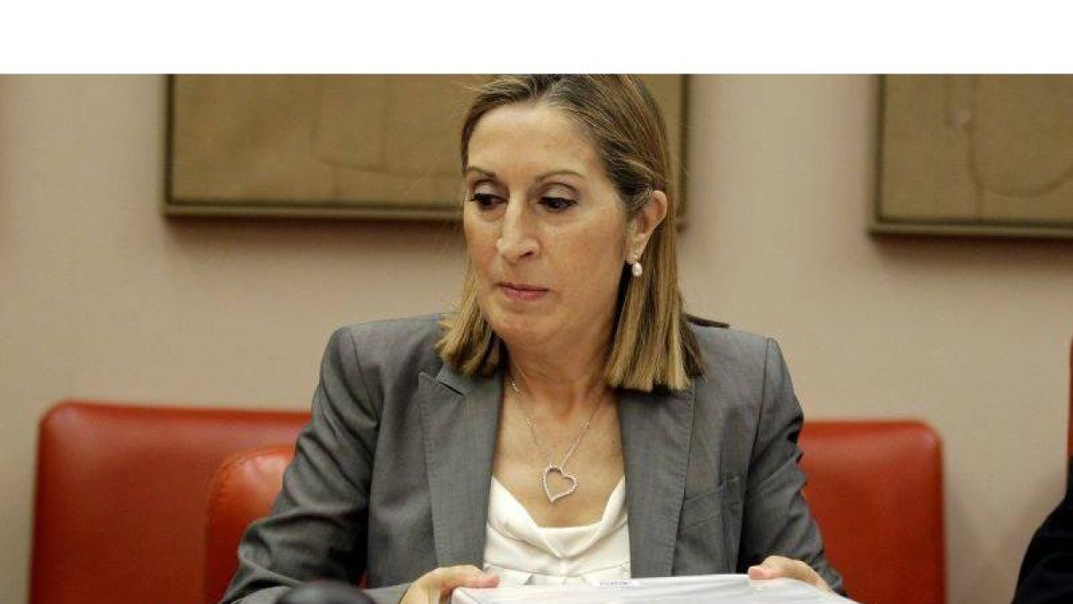 La ministra de Fomento, Ana Pastor, durante su comparecencia en la Comision de Fomento sobre el accidente ferroviario de Santiago.