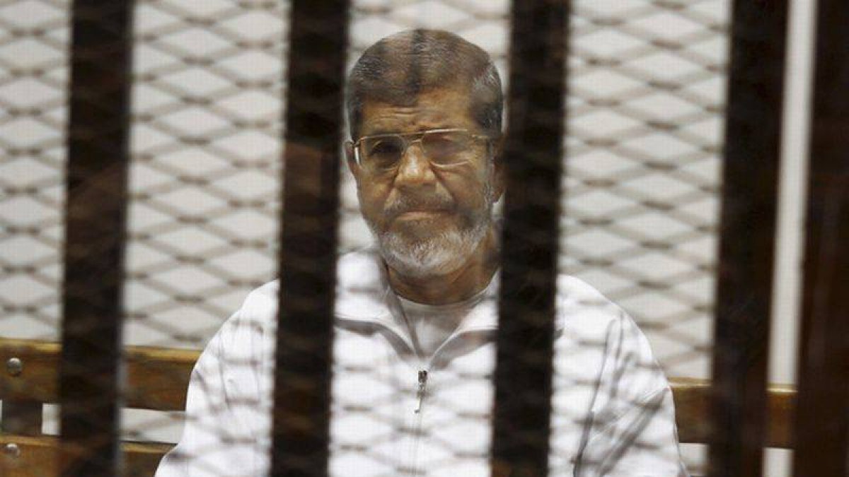 Imagen del expresidente Mohammed Mursi encarcelado tomada el 8 de mayo del 2014.
