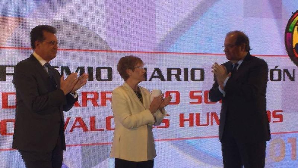 José Luis Ulibarri, Ascensión Sedano y Juan Vicente Herrera en la entrega del premio del Diario de León.