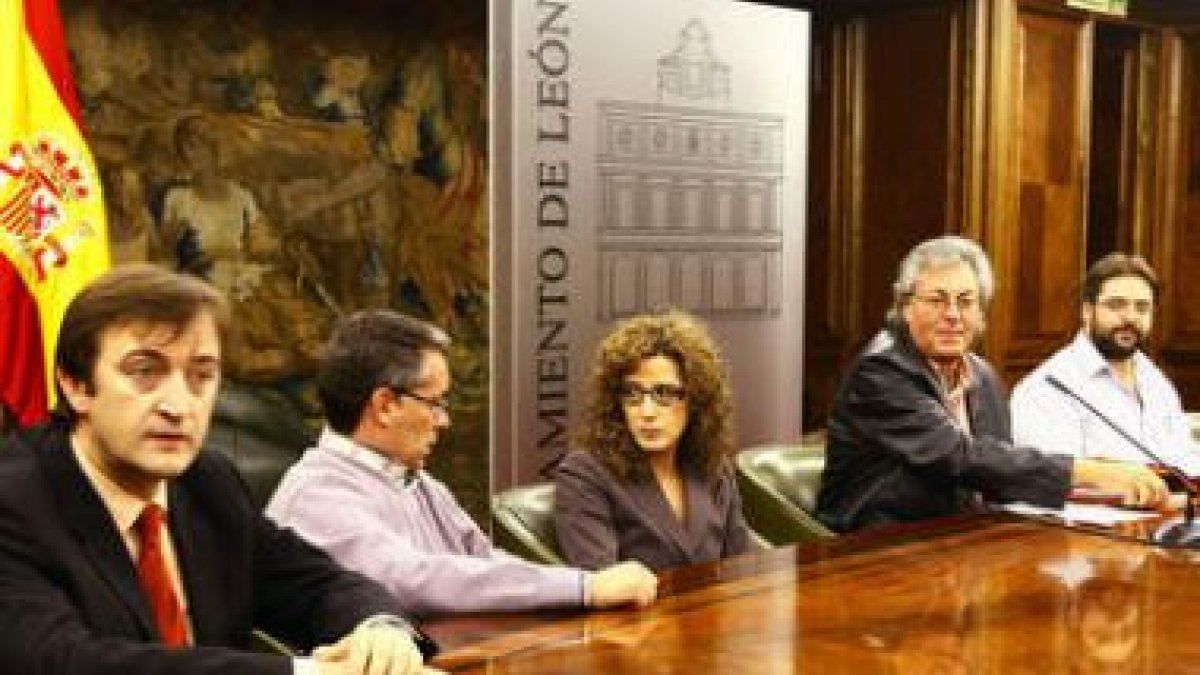 El jurado del «León de plata», en la reunión del pasado año en el Ayuntamiento.