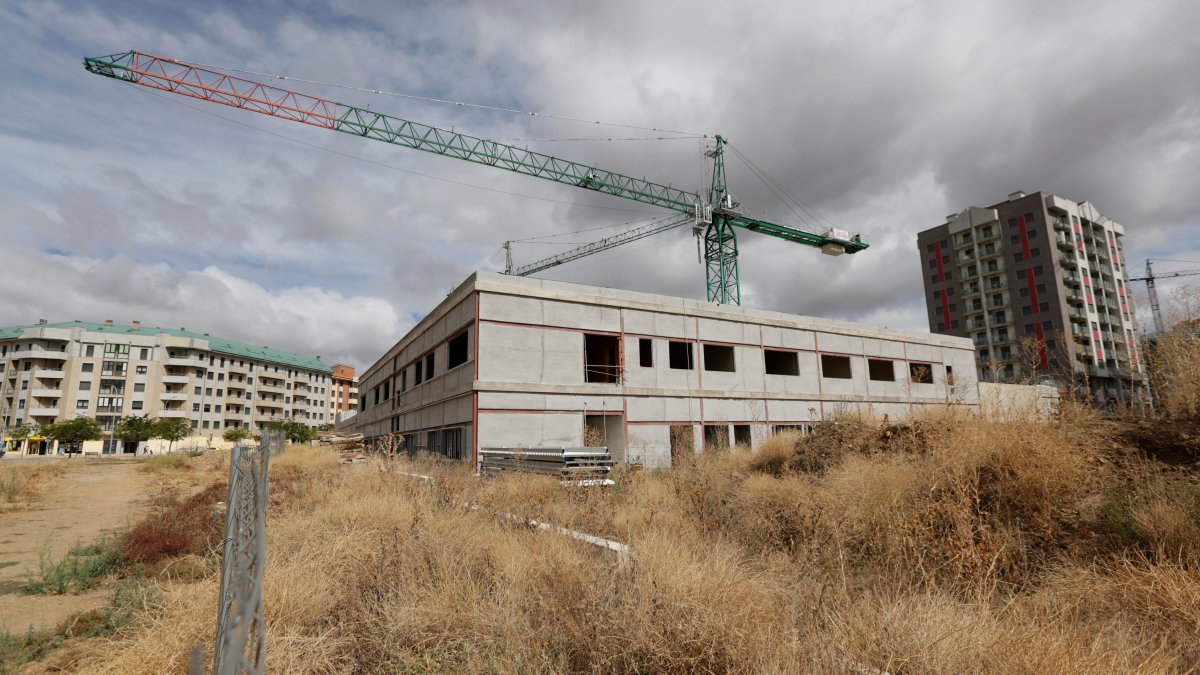 El edificio del futuro Conservatorio de Música se está construyendo en una parcela frente al centro de salud de La Palomera. FERNANDO OTERO