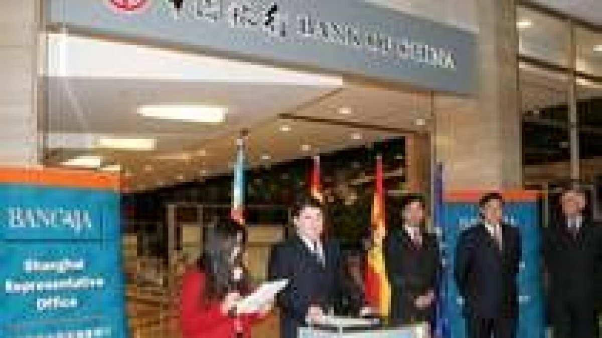 Diversas autoridades presiden la inauguración de una entidad de Bancaja en Shanghai hace dos años