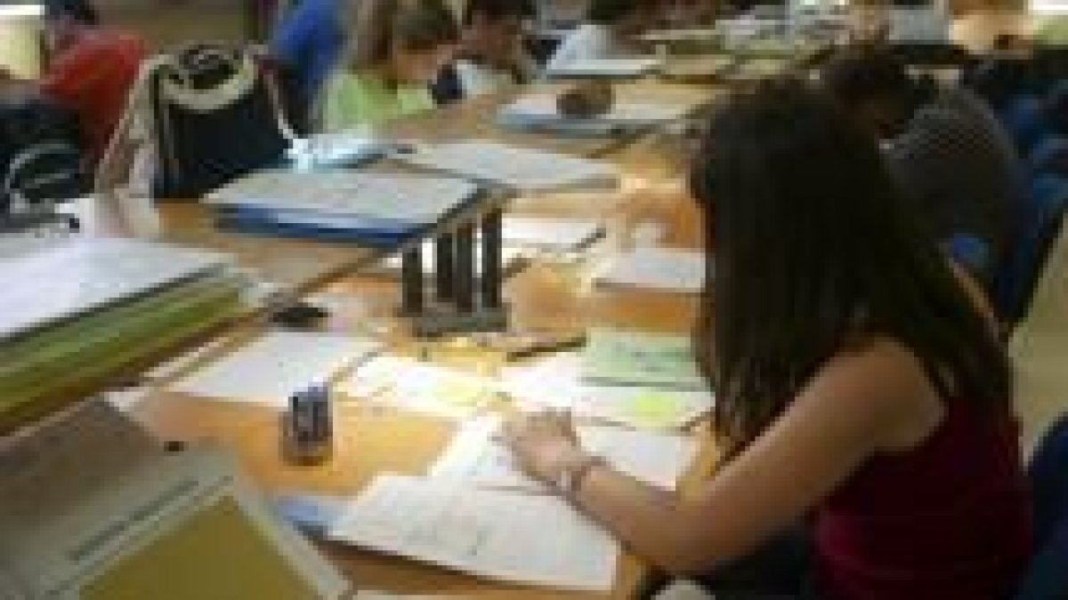 En la imagen, universitarios estudiando en la biblioteca San Isidoro, del Campus de Vegazana