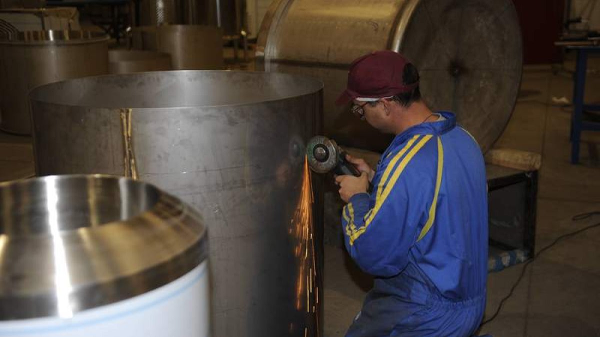Uno de los trabajadores de Talleres Luma manipula los paneles de acero inoxidable que se convertirán en el vaso de las máquinas destinadas al sector alimentario.