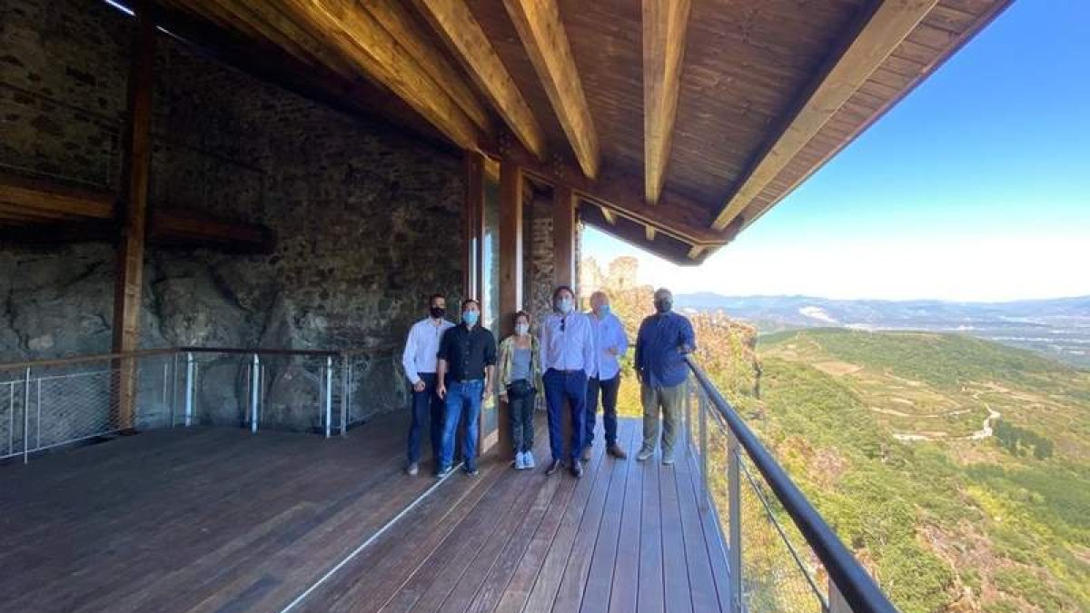 Los miembros de la Comisión de Patrimonio, ayer en el nuevo mirador de la Casa Colgante. DL