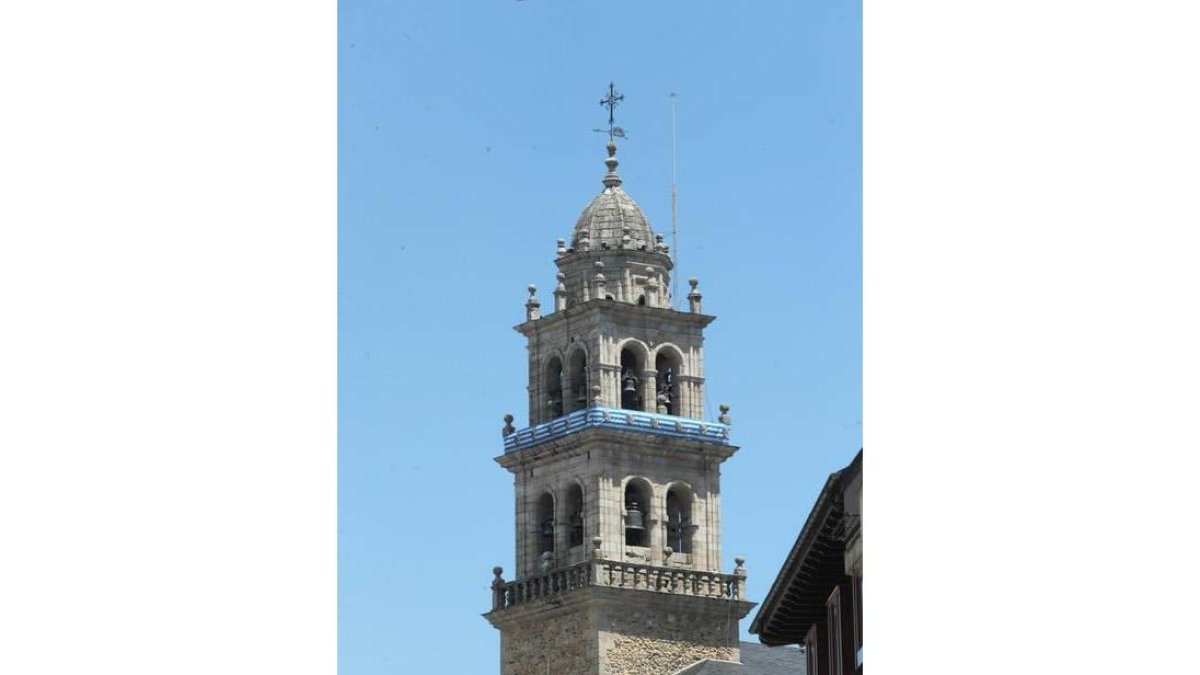 La torre de la basílica adornada con los colores de la Deportiva