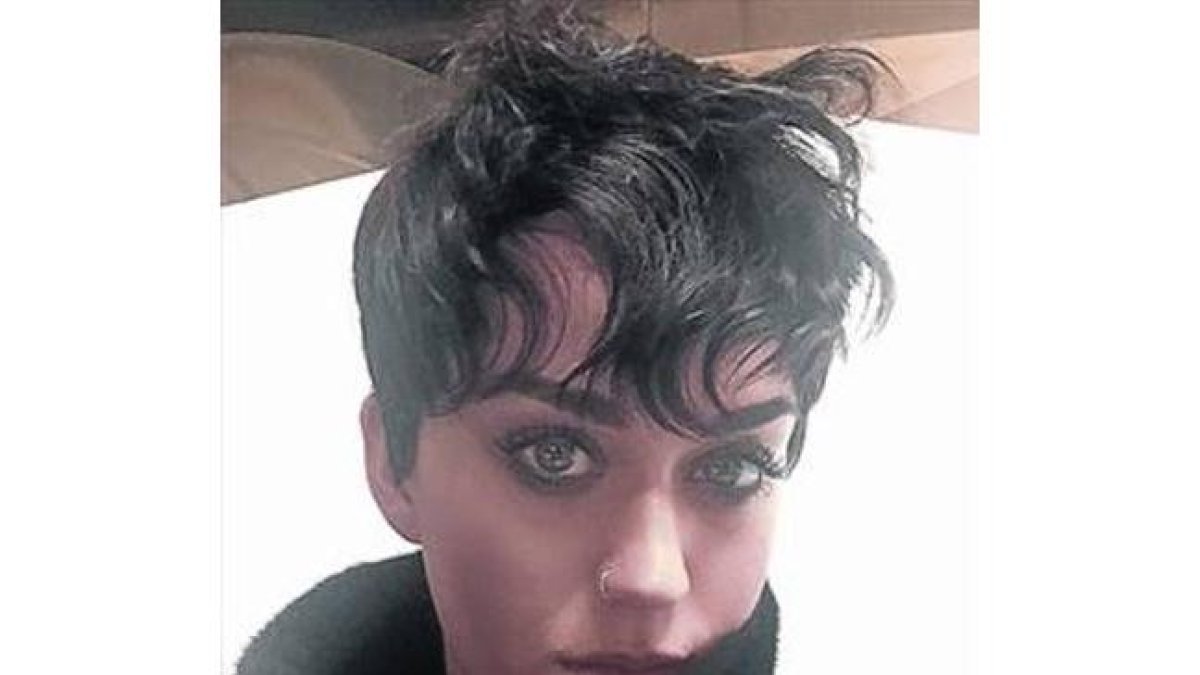 Katy Perry posa con su nuevo corte de pelo.