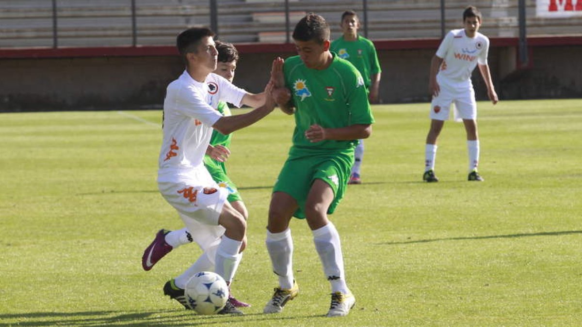 Xavi Barrios (d) frena el avance de un jugador de la Roma.