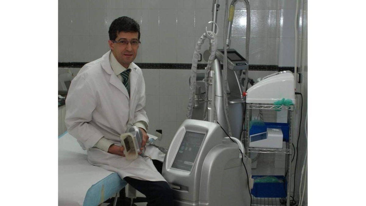 El doctor Óscar Díez Luna en la clínica de la calle República Argentina.