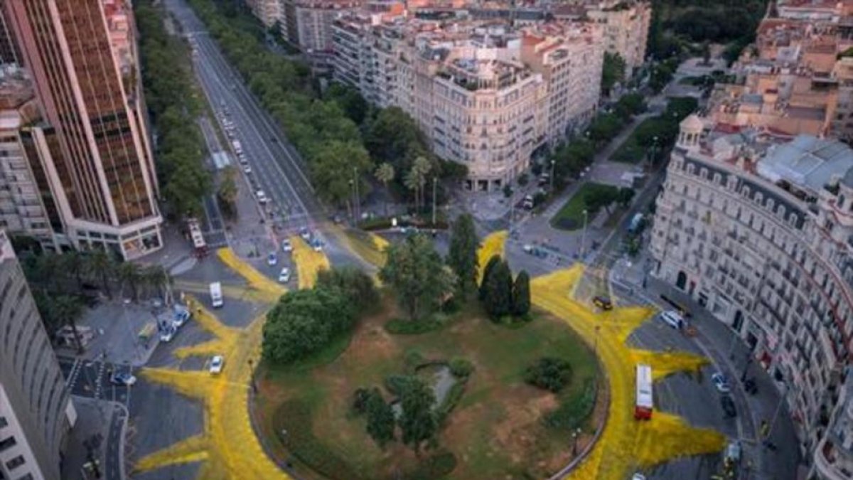 Greenpeace dibujó un gran sol contra el cambio climático en la plaza de Francesc Macià.