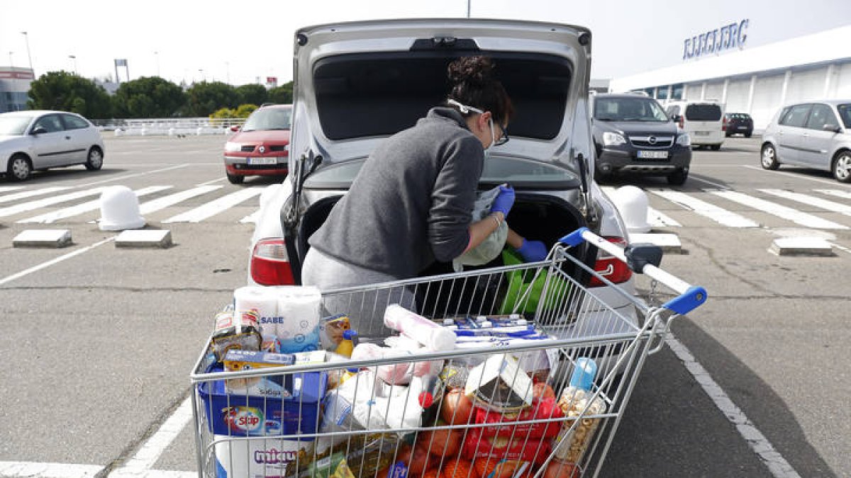 Reportaje sobre el coronavirus, supermercados E. Leclerc y El Corte Inglés. F. Otero Perandones.