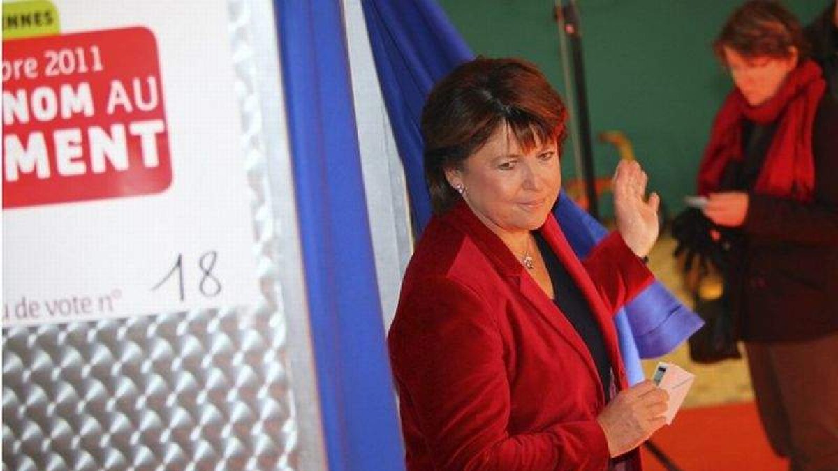 Martine Aubry se dispone a votar en esta segunda y definitiva ronda de las primarias socialistas.