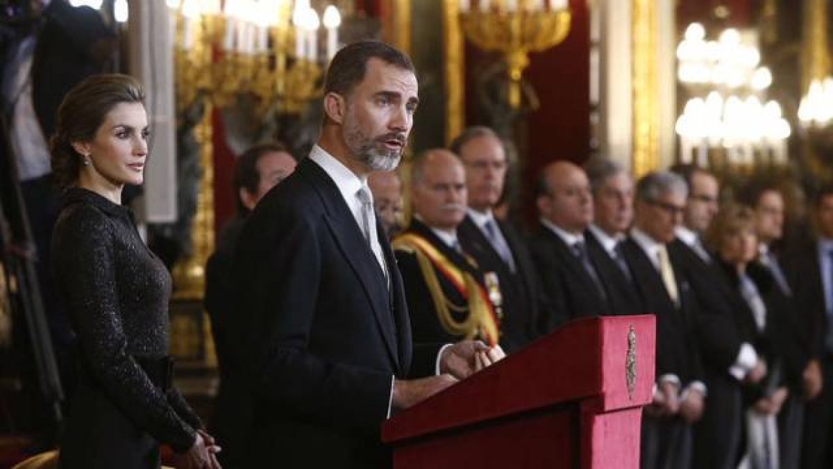 El rey Felipe, junto a Letizia, durante su discurso al cuerpo diplomático en España, este miércoles.