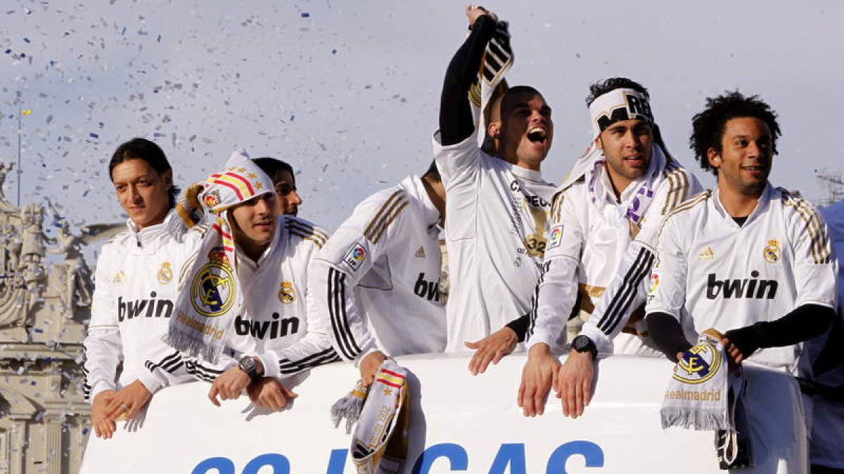Özil, Benzema, Pepe y Marcelo, en primera fila, festejan la Liga en el autobús del Real Madrid que llevó al equipo desde el Santiago Bernabéu hasta la plaza de Cibeles, donde esperaban miles de aficionados.