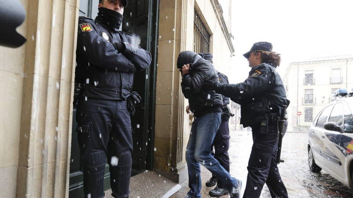 El monitor acusado de abusos, R. F. L, entrando ayer en la Audiencia Provincial de León escoltado por la Policía Nacional. ramiro