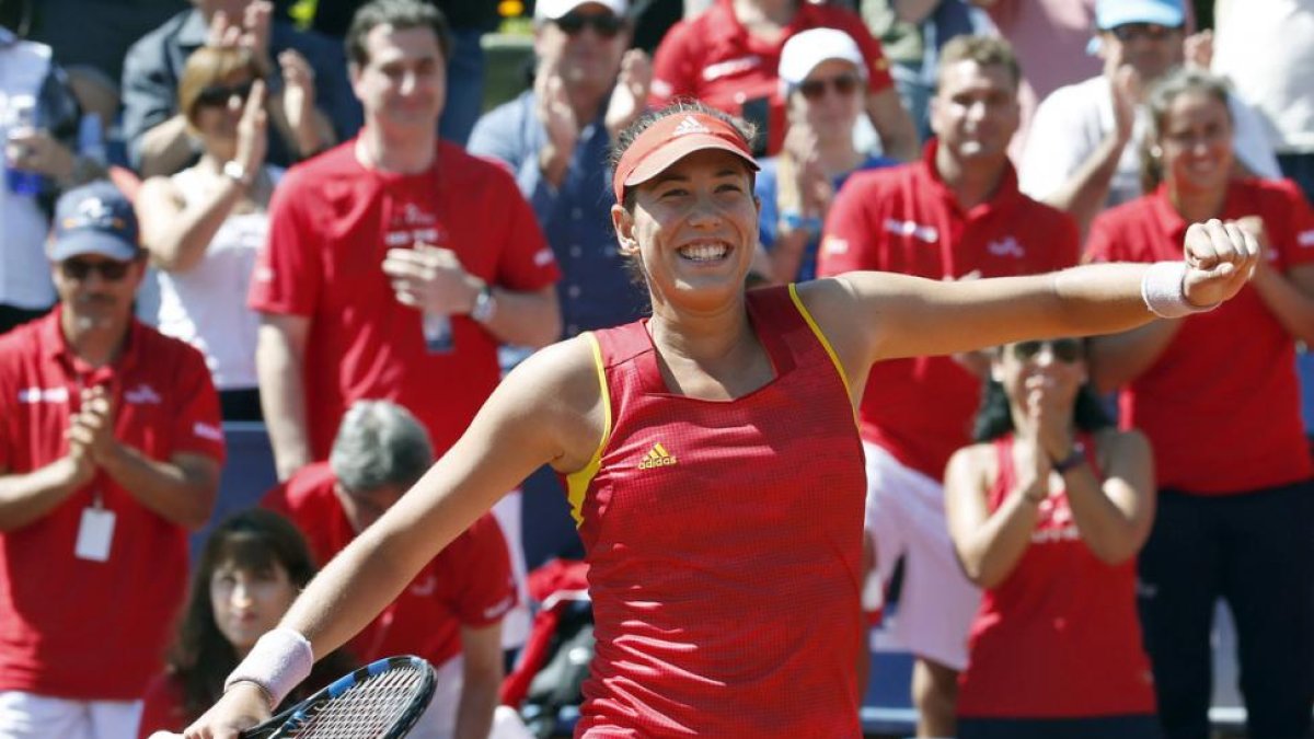 La tenista española Garbiñe Muguruza, eufórica, tras vencer por 7-6 (4) y 6-0 a la italiana Francesca Schiavone.