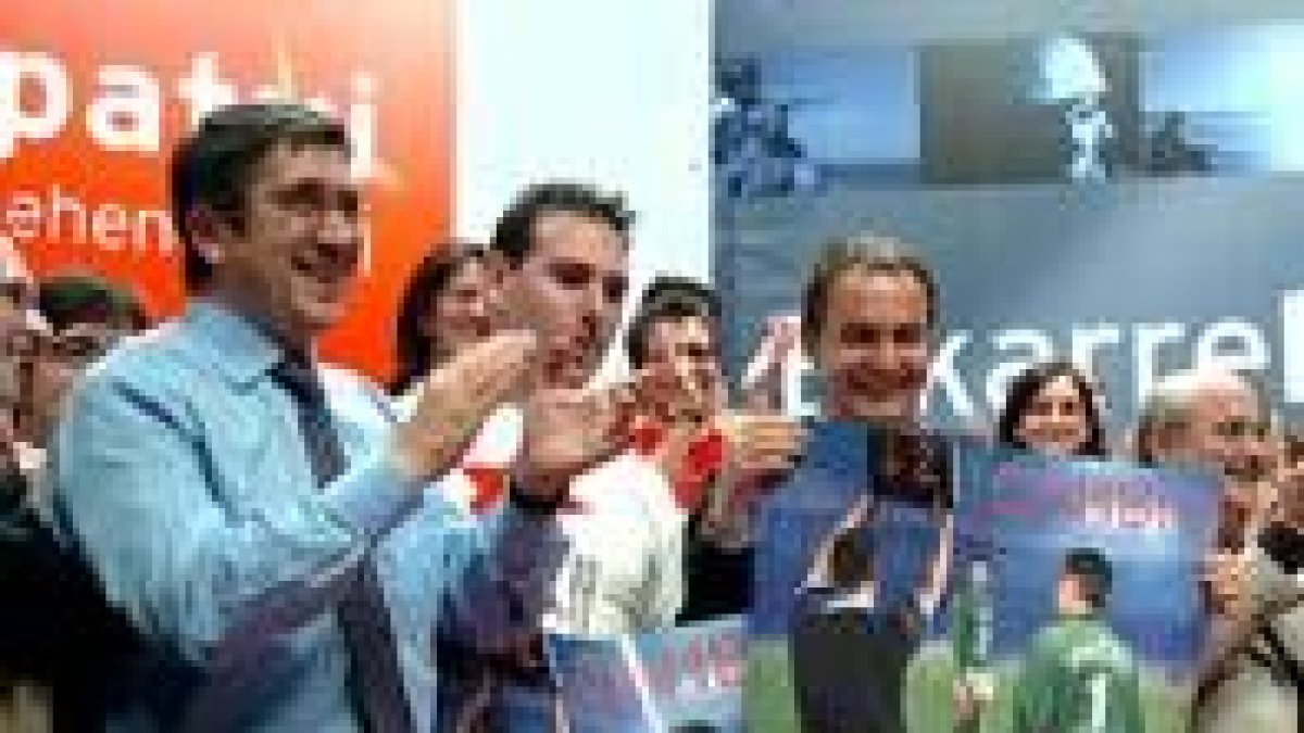 José Luis Rodríguez Zapatero muestra ayer el cartel de las juventudes socialistas en San Sebastián