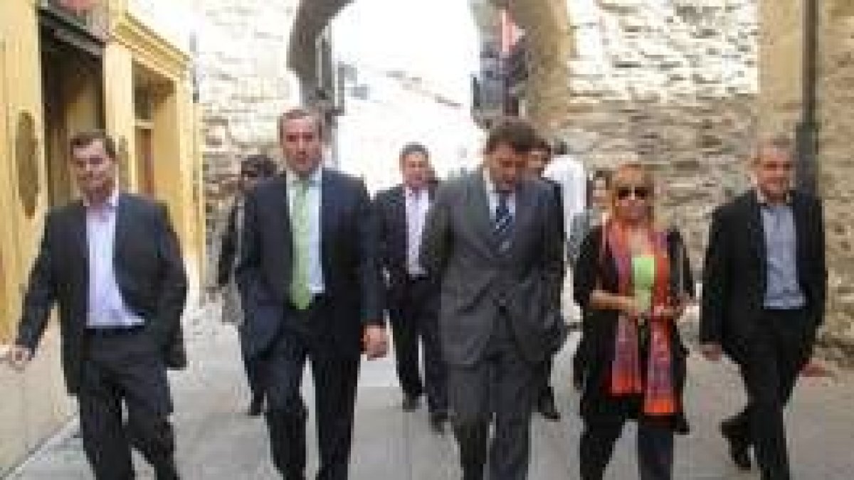 Carrasco con el alcalde y diputados del PP, ayer en Ponferrada