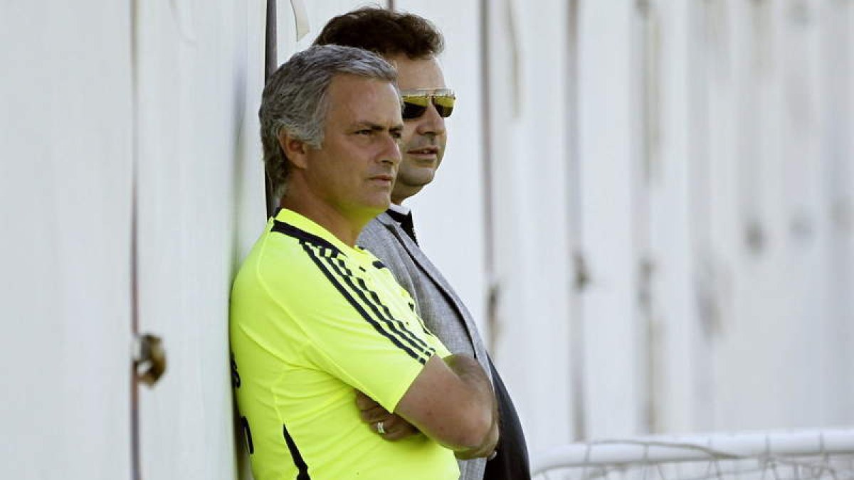 Mourinho y José Ángel Sánchez mantienen una charla mientras observan el partidillo.