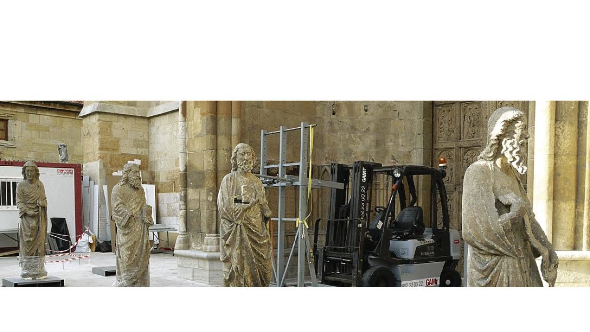 Apeo de las 23 estatuas góticas de la fachada de la Catedral y su traslado al claustro 3
