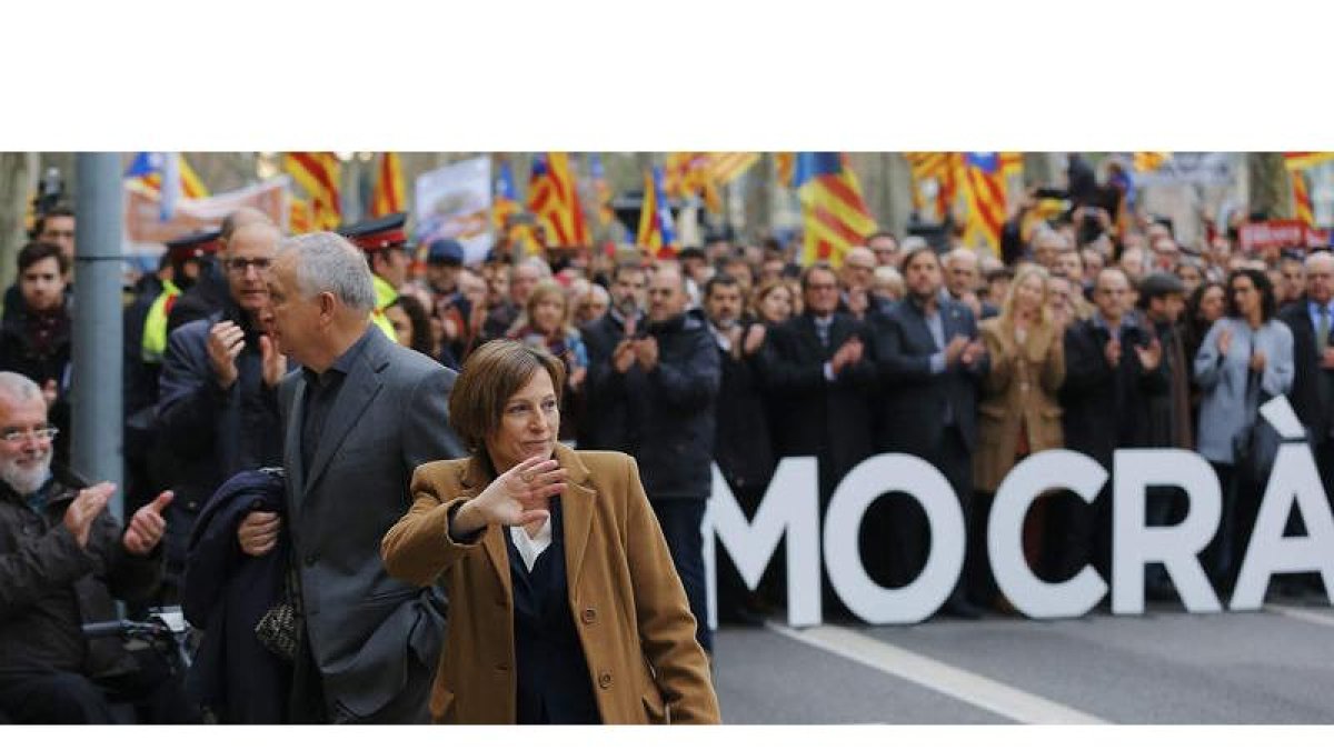 La presidenta del Parlamento catalán, Carme Forcadell, saluda a los asistentes antes de entrar en el Tribunal Superior de Justicia de Cataluña. ALEJANDRO GARCÍA