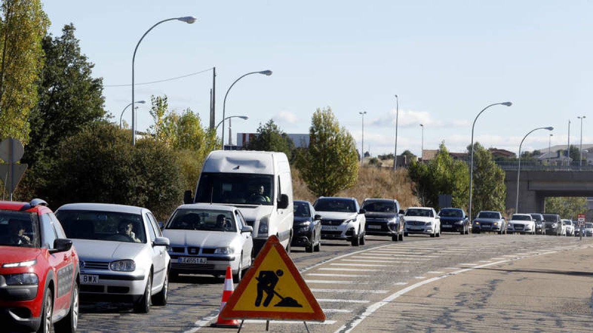 Turismos, furgonetas y camiones se vieron retenidos por las obras en la N-120, en Valverde. MARCIANO PÉREZ