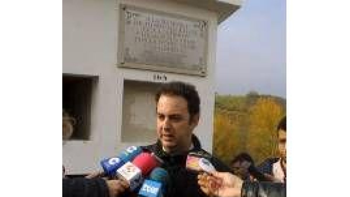 Emilio Silva, ante un monumento a los caídos republicanos del Bierzo