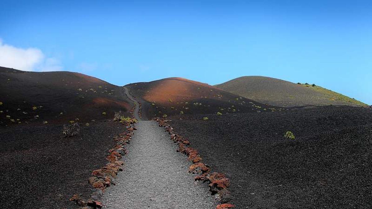 Un sendero que conduce a uno de los volcanes dormidos en la isla canaria de La Palma. GREG MONTANI