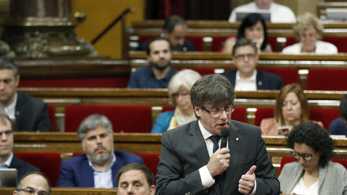 El presidente de la Generalitat, Carles Puigdemont, durante el pleno del Parlament. ANDREU DALMAU