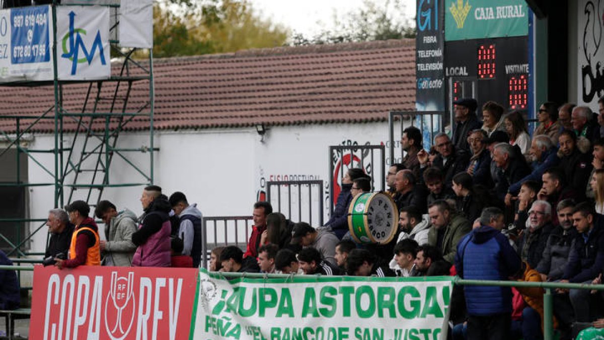 La afición del Atlético Astorga ya conoce los precios para presenciar el partido de Copa frente al Sevilla. FERNANDO OTERO
