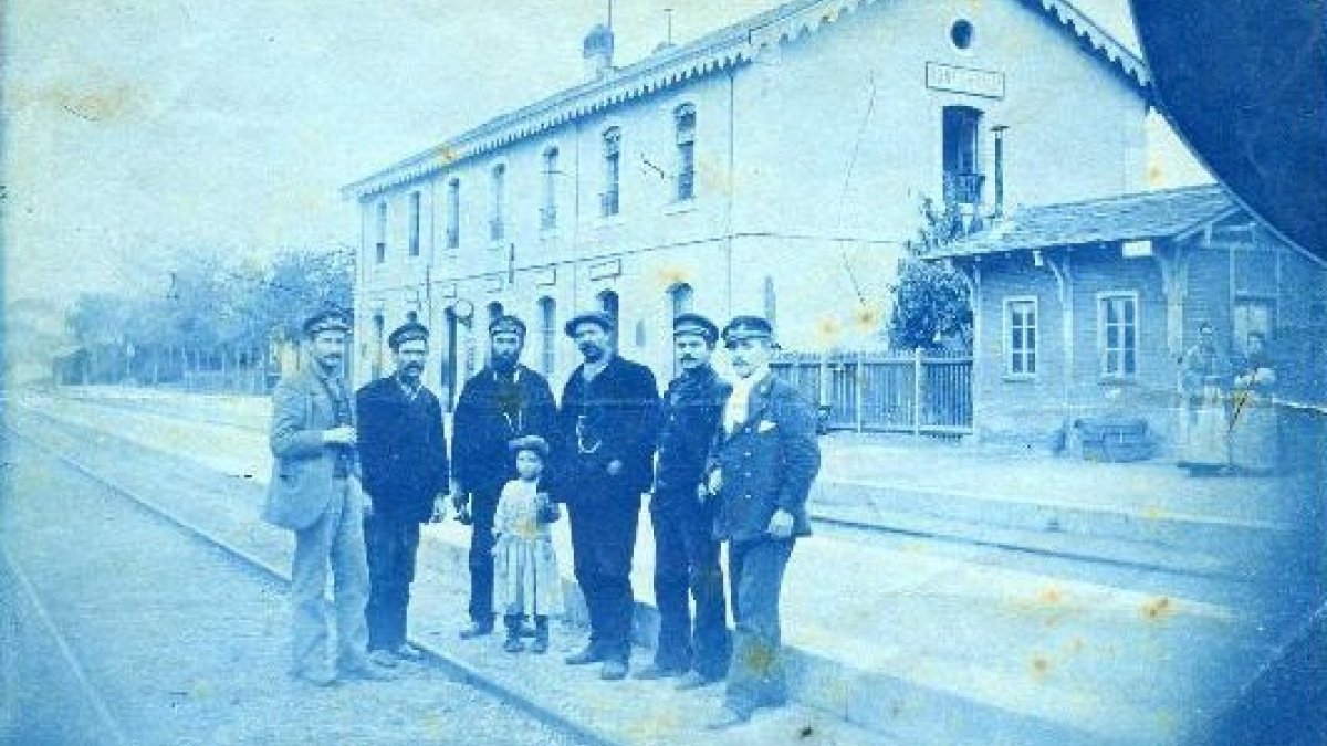 La donación anónima de una fotografía de finales del siglo XIX permite a la Biblioteca Municipal de Ponferrada 'desempolvar' algunas de sus imágenes antiguas de la primitiva estación ferroviaria, derribada en los años cincuenta.