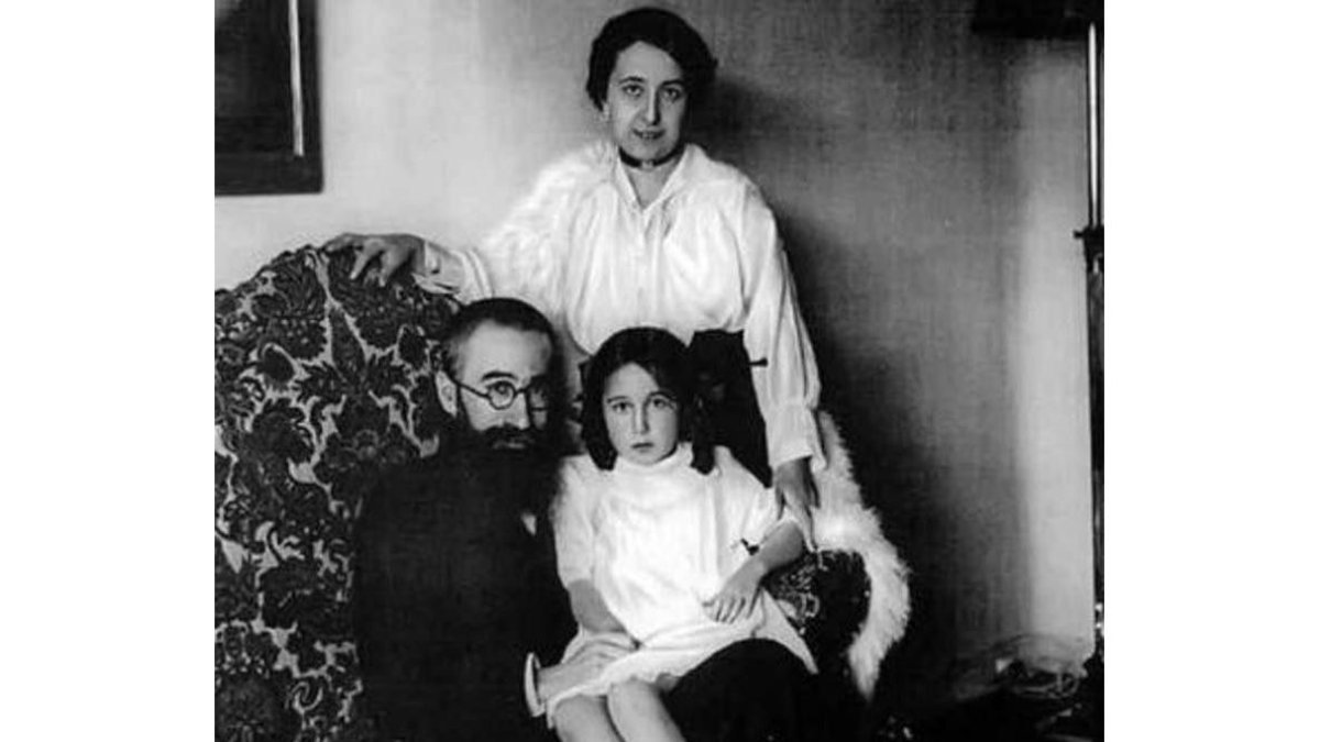 Josefina Blanco y Ramón del Valle-Inclán con una de sus hijas.