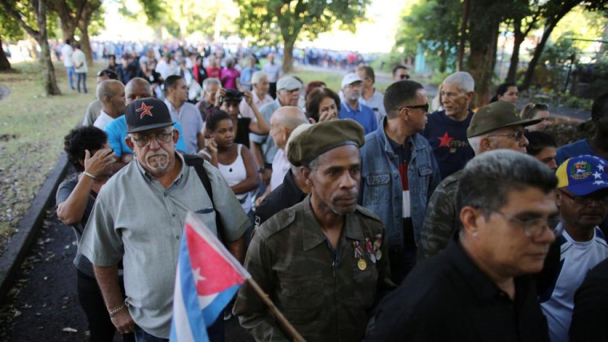 Decenas de cubanos hacen cola para despedir a Fidel Castro.