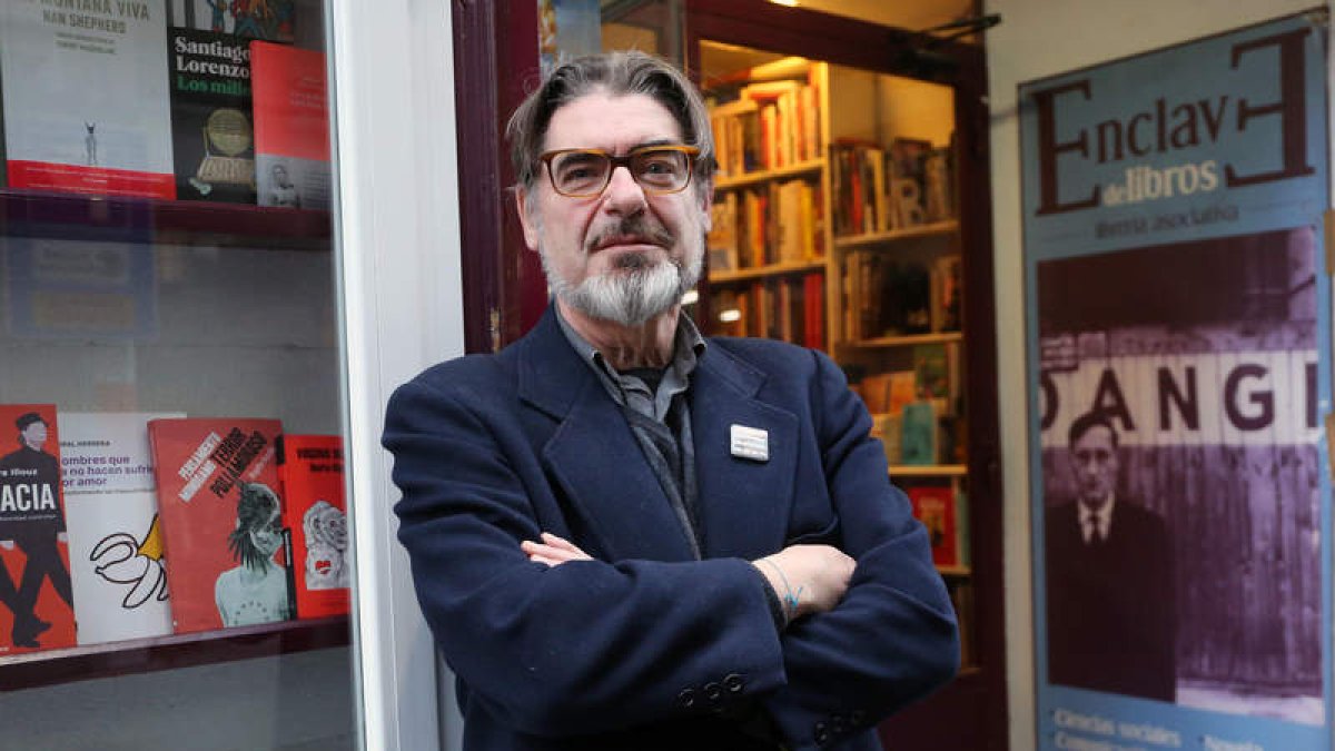 Ildefonso Rodríguez en la librería Enclave de libros. RAQUEL P. VIECO